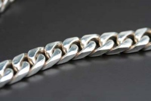 ۵ دلیل برای انتخاب زیورآلات نقره ای برای آقایان