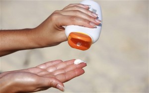 کرم ضد آفتاب مناسب چه ویژگی هایی دارد؟ + پیشنهاد خرید