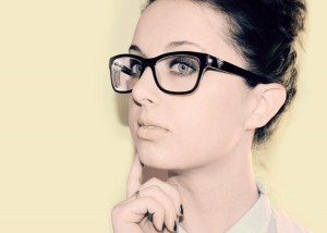 اهمیت عینک زدن برای دختر خانم های خجالتی
