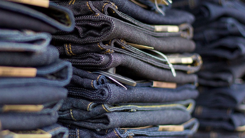 ۱۰ تصوری که خانم ها حین خرید شلوار جین دارند