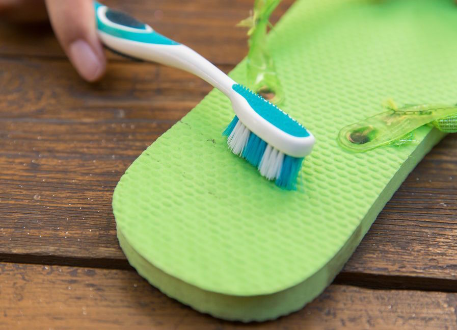 ۳ راه برای تمیز کردن دم پایی لا انگشتی