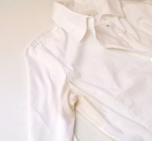 چگونه لکه زیر بغل را از روی پیراهن سفید پاک کنم؟