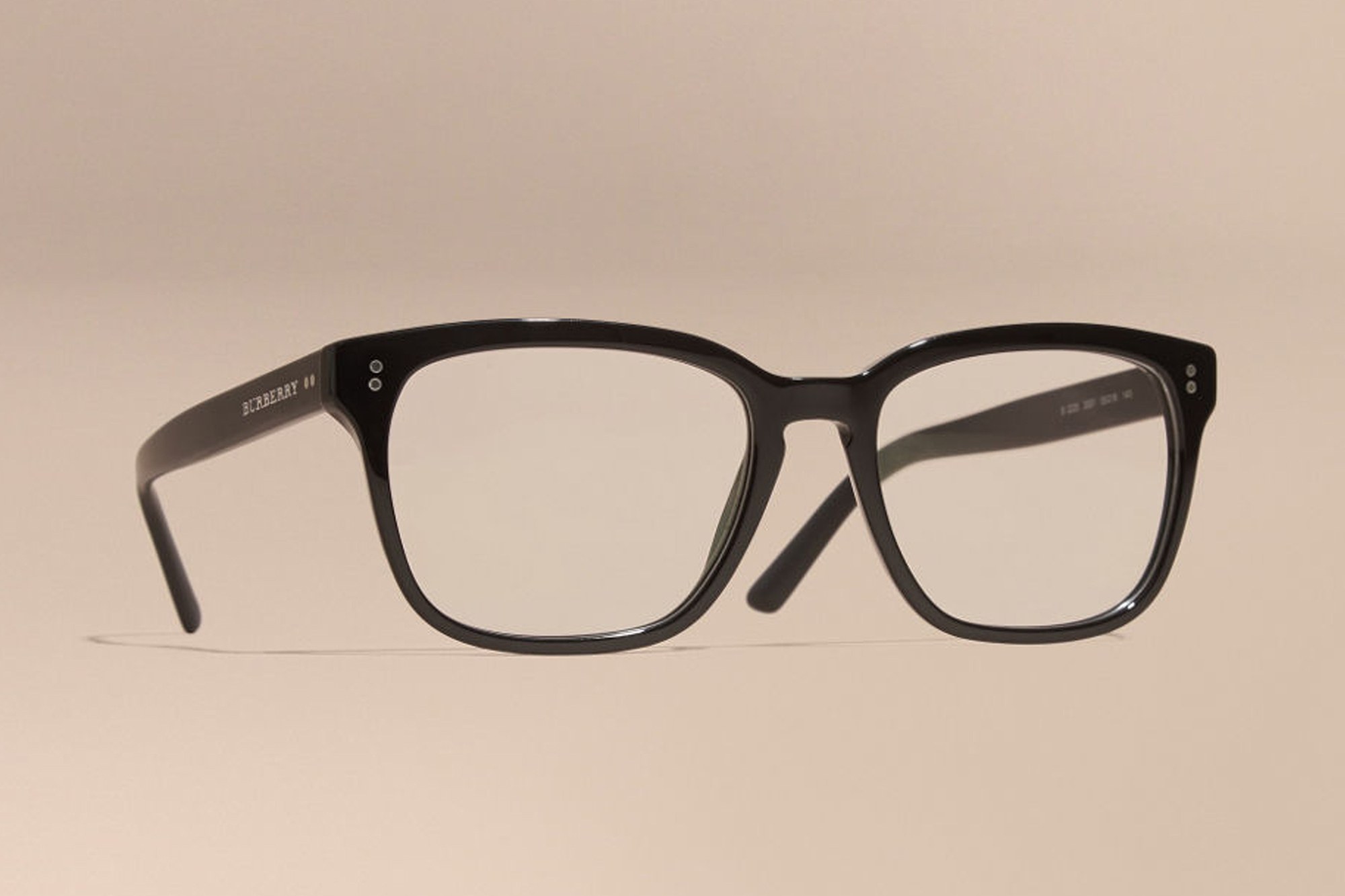 9 مدل عینک که جذاب تان می کند