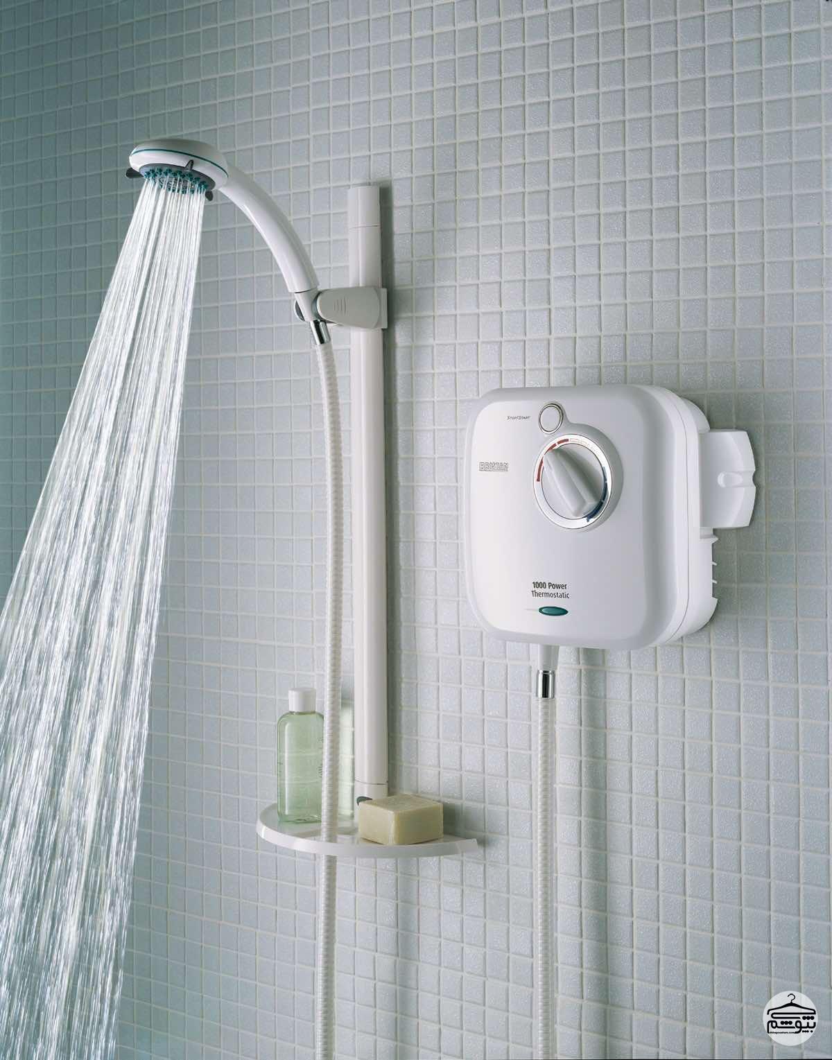 Проточный душевой водонагреватель. Проточный водонагреватель в ванную комнату. Проточный водонагреватель для душа в интерьере. Проточный водонагреватель в интерьере.
