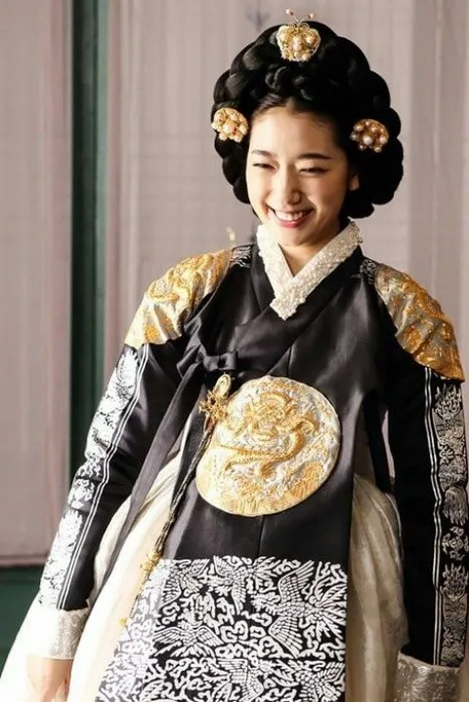 بازیگران کره‌ای با لباس سنتی
