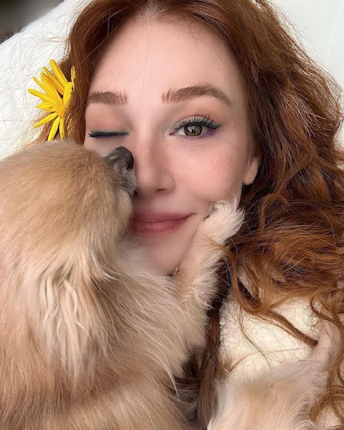 سلفی بامزه‌ای که دختر مو نارنجیِ ترکیه با سگش منتشر کرد!