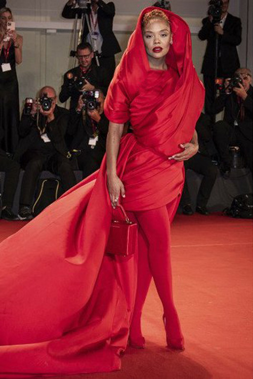 لباس عجیب فرش قرمز