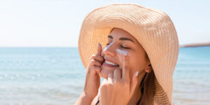 اگر پوست چرب دارید، فقط و فقط این ضد آفتاب‌ها را استفاده کنید تا جوش نزنید
