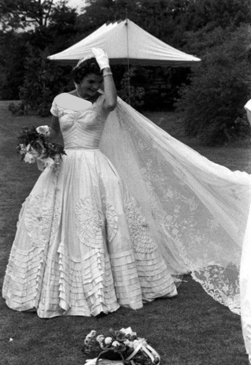 لباس عروس سلطنتی‌ها