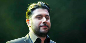 استایل تابستانی و شیک احسان خواجه امیری در کافه‌ای در تهران؛ چقدر این خواننده خوشتیپ شده!