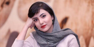 این بازیگر ملوس ایرانی عاشق پوشیدن مانتوهای گوگولی و متفاوت است؛ تصاویر مانتوهایش را ببینید!