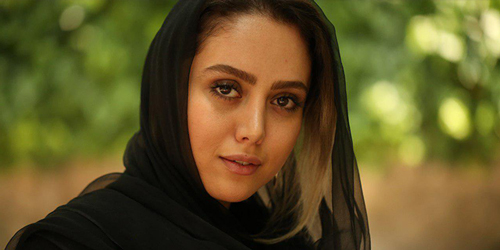 بازیگر جوان و زیبای ایرانی اینبار با موهای فرفری و استایل مونوکرومش سوژه کاربران شد!