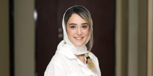 دختر ریزه میزه سینمای ایران با مینی اسکارف پلنگی و موهای فر دلبری کرد!