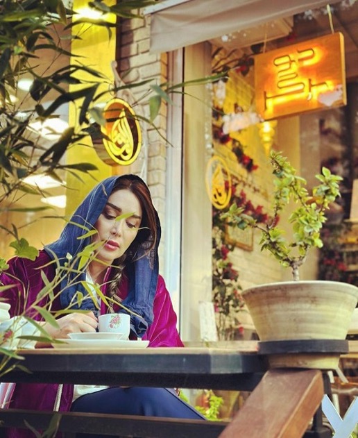 سارا منجزی‌پور در کافه