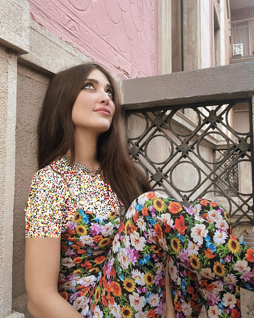 لباس گل‌گلی ملیکه ایپک یالووا