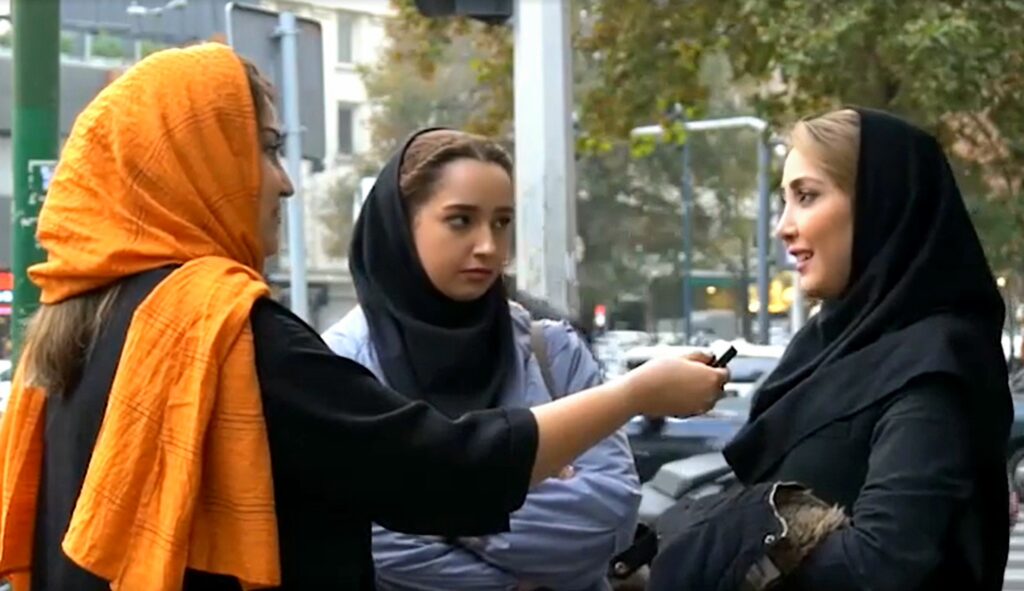 پوشش متفاوت چند خانم ایرانی در خیابان جنجال به پا کرد!