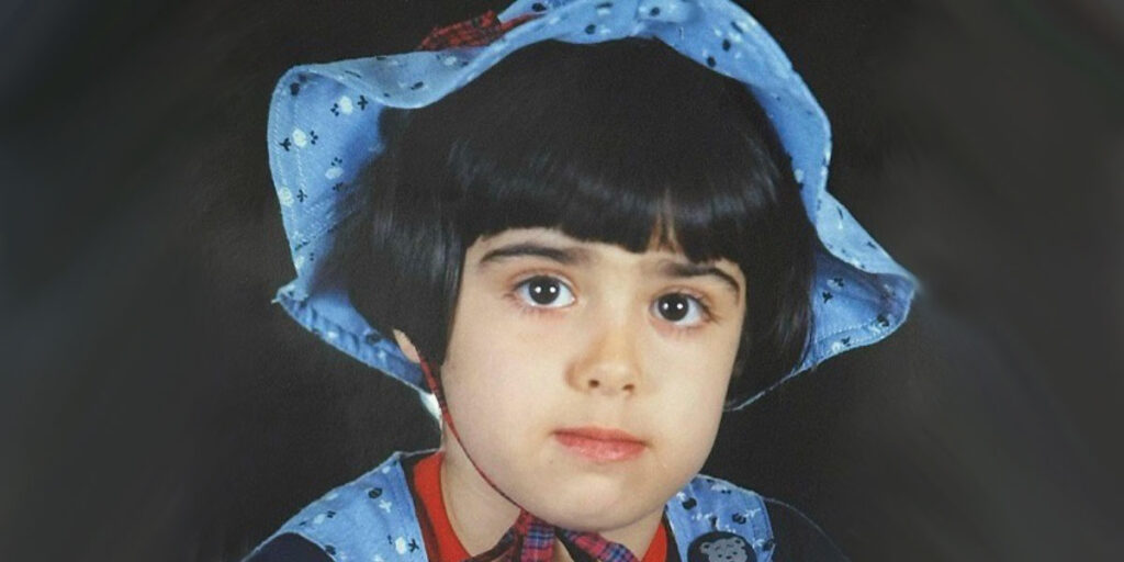 حدس بزنید این تصویر کودکی کدام بازیگر ایرانی است؟ راهنمایی: چشم‌های فوق زیبایی دارد!