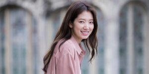باور می‌کنید خوشگل‌ترین بازیگر کره این مدل دمپایی‌ها را بپوشد؟ جسارت شما ستودنیست بانو!