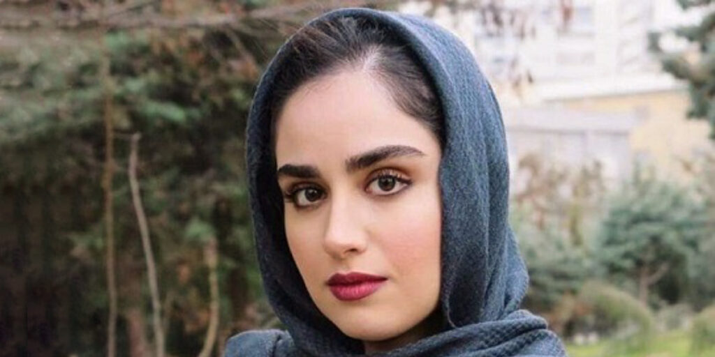 این مانتوی پاییزی هانیه غلامی دل همه را برد؛ استایل جدید خانم بازیگر چشم درشت ایرانی!