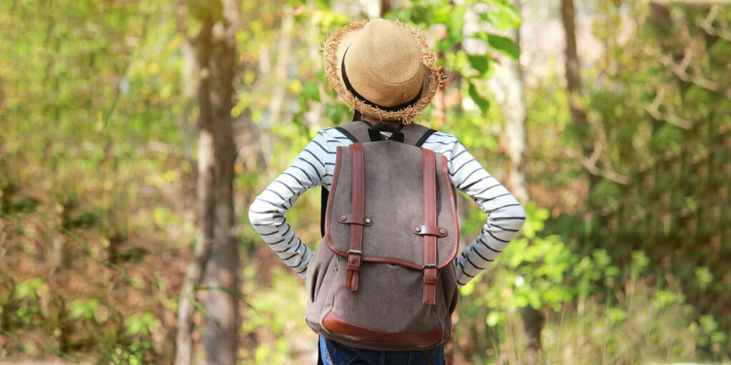 تست شخصیت براساس حمل کیف: چگونه کوله پشتی یا کیف خود را حمل می‌کنید؟