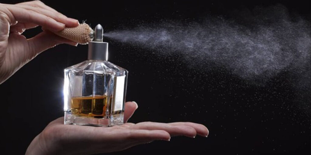 عطر را کجای بدن و چگونه بزنیم که بوی بیشتری پخش کند؟ با این ترفندها خوشبوتر خواهید بود