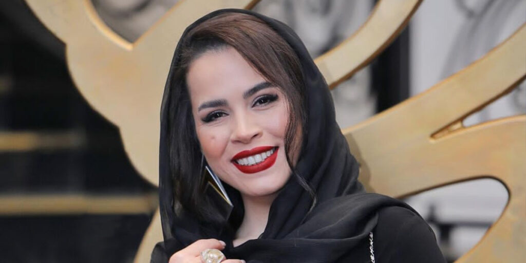 ملیکا شریفی‌نیا گوشواره‌هایش را با لباسش ست کرد؛ متفاوت‌ترین استایلی که از بازیگر شیرین ایرانی دیده‌ایم!