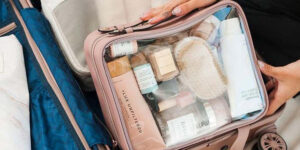 ضروری‌ترین لوازم آرایش برای مسافرت کدامند؟ اگر نوروز امسال سفر می‌روید، فقط این چند وسیله را بردارید!