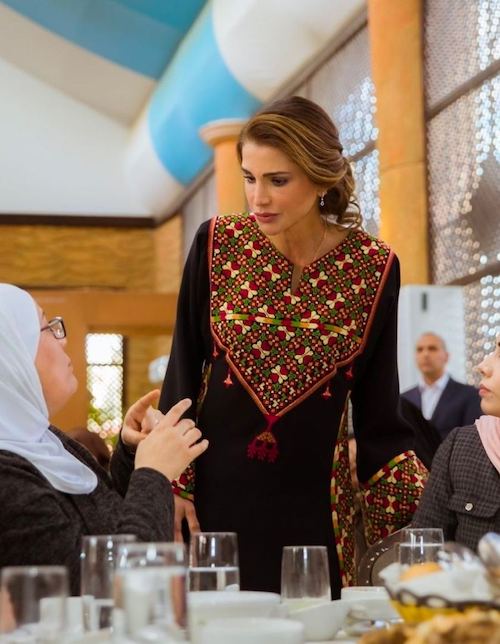 ملکه رانیا با پیراهن سنتی