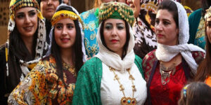10 مدل لباس کردی زنانه مجلسی با جلیقه که با دیدنشان عاشق لباس‌های سنتی کردی می‌شوید!