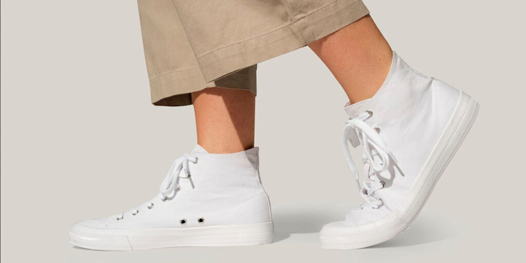 کفش‌های سفیدتان را اینجوری ست کنید؛ ایده‌هایی شیک و ترندی برای استایل کردن کفش‌های پرطرفدار سفید