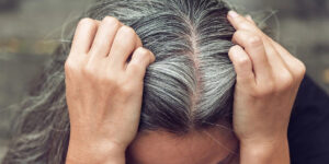ساده‌ترین راه‌های از بین بردن سفیدی مو در خانه؛ اگر موهایتان سفید شده، اصلا نگران نباشید!