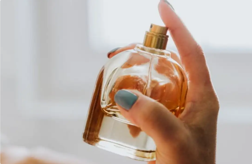 6 عطر ارزان قیمتی که بوی عطرهای مشهور و گران‌قیمت را می‌دهند؛ با هزینه کم هم می‌توانید لاکچری و خوشبو باشید!