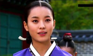 بازیگر نقش دونگ یی با این مدل چتری مو و استایل متفاوت شبیه نوجوان‌ها شد؛ واقعا 37 ساله است؟!
