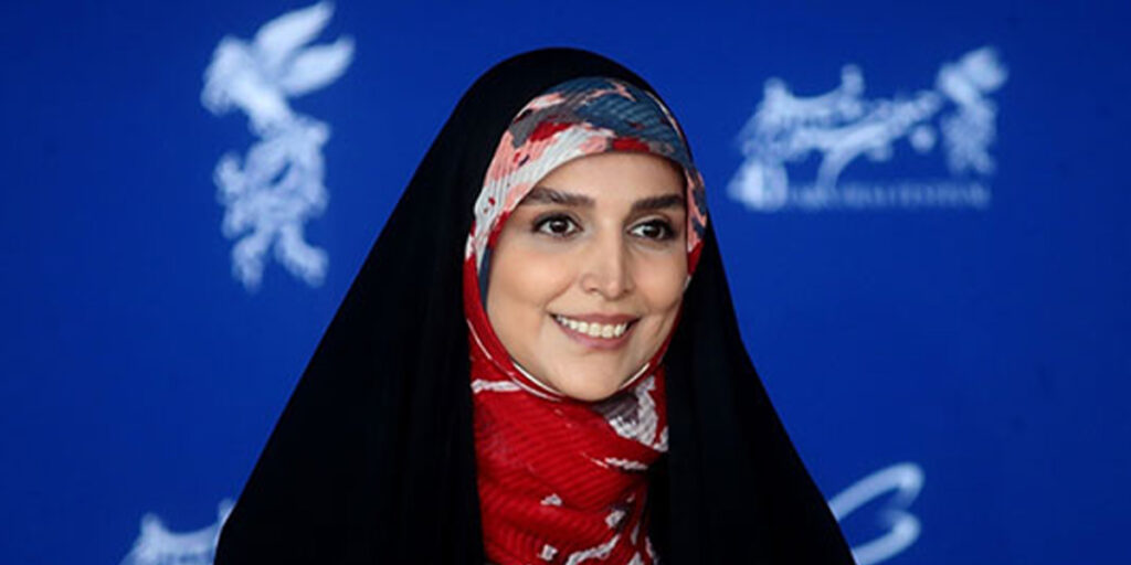 این خانم چادری، متنوع‌ترین روسری‌های دنیا را دارد؛ نگاهی به کمد روسری‌های مژده لواسانی