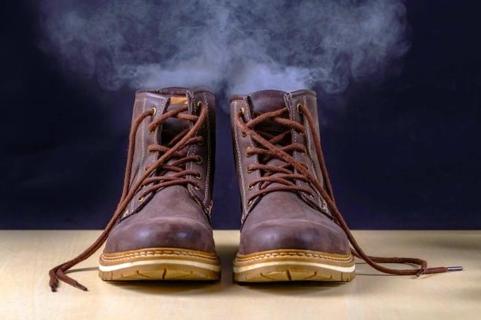 کفش‌هایتان بوی بدی می‌دهد؟ این کارها را انجام دهید تا از شر بوی بد کتانی و کفش چرم راحت شوید