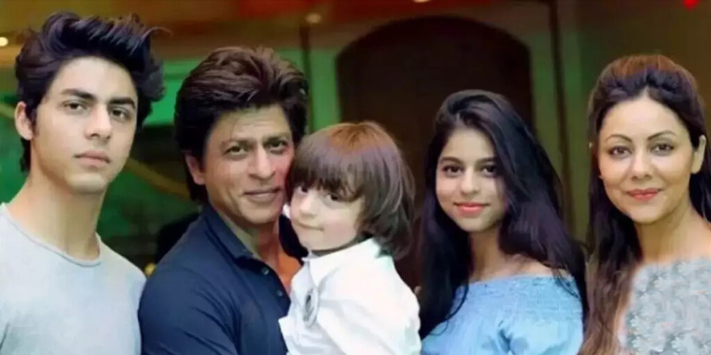 باور می‌کنید همسر و دختر شاهرخ خان اینقدر خوشگل و دلبر باشند؟ با دیدن تصویر جدید این خانواده عاشقشان می‌شوید!
