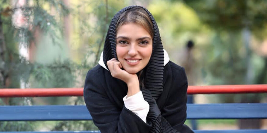 تازه عروس زیبای سینمای ایران شیفته‌ی این مدل گوشواره‌های متفاوت است؛ خفن‌ترین گوشواره‌های مونا کرمی که باید ببینید