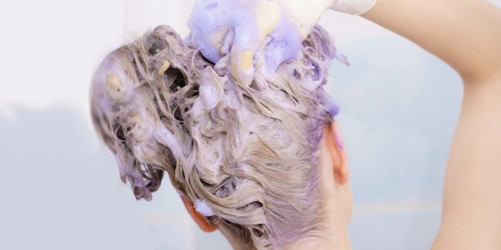 اگر موهایتان را رنگ کرده‌اید، این شامپوهای تثبیت‌کننده رنگ مو را استفاده کنید تا موهایتان زیبا بمانند