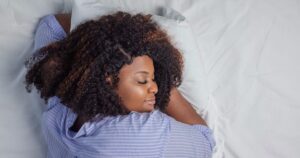 ۶ نکته برای خوابیدن با موهای فر؛ چطور حالت موهای مجعد را در طول شب حفظ کنیم؟