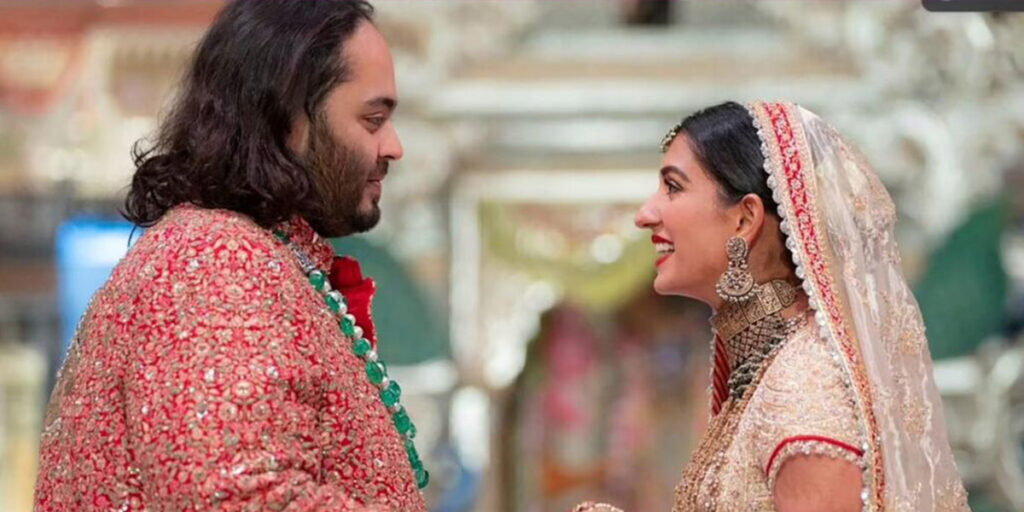 عردس خانم ثروتمند هندی بالاخره لباس عروس آخرش را هم پوشید؛ اینبار دست به دامن رنگ طلایی شده!
