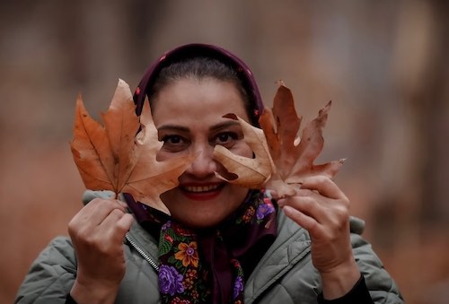 روسری گل‌گلی شبنم مقدمی