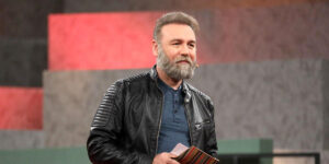 جلیقه عجیب و غریب بازیگر سریال «روزگار جوانی» برایش داستان شد