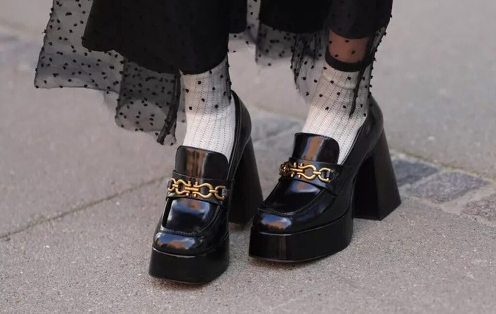 چگونه با کفش‌های لوفر استایل شیک زمستانی داشته باشیم؟