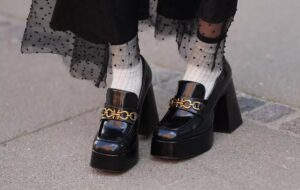 چگونه با کفش‌های لوفر استایل شیک زمستانی داشته باشیم؟