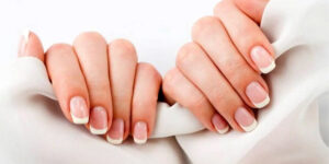 ریموو کردن ناخن در خانه؛ 6 روش ساده خانگی که روزی به کار می‌آیند