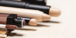 بهترین کانسیلر برای پوست خشک کدام است؟ ۱۳ محصولی که به کار می‌آیند