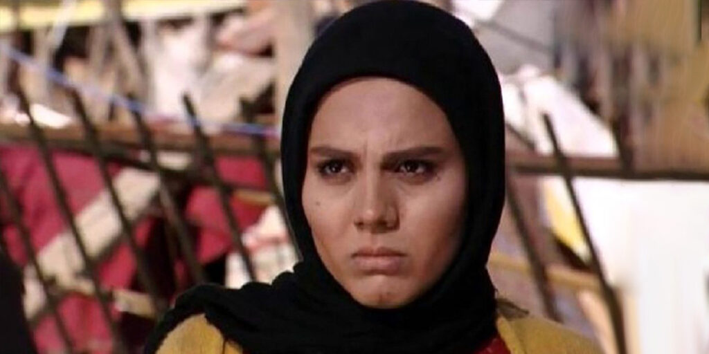 بازیگر سریال «آوای باران» با این استایل عجیب در خیابان‌های لندن دیده شد