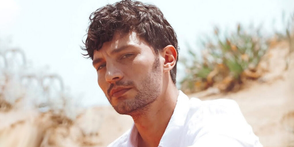 ایلهان شن به ایران آمد و با کت مخملش دل‌ها را بُرد