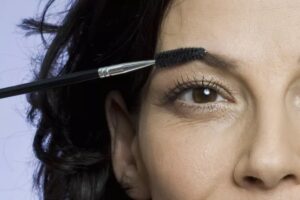 چگونه با آرایش درست، افتادگی پلک را از بین ببریم؟