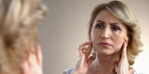 چیکار کنم که پوست صورتم دیرتر پیر بشه؟ راهکار اینجاست!